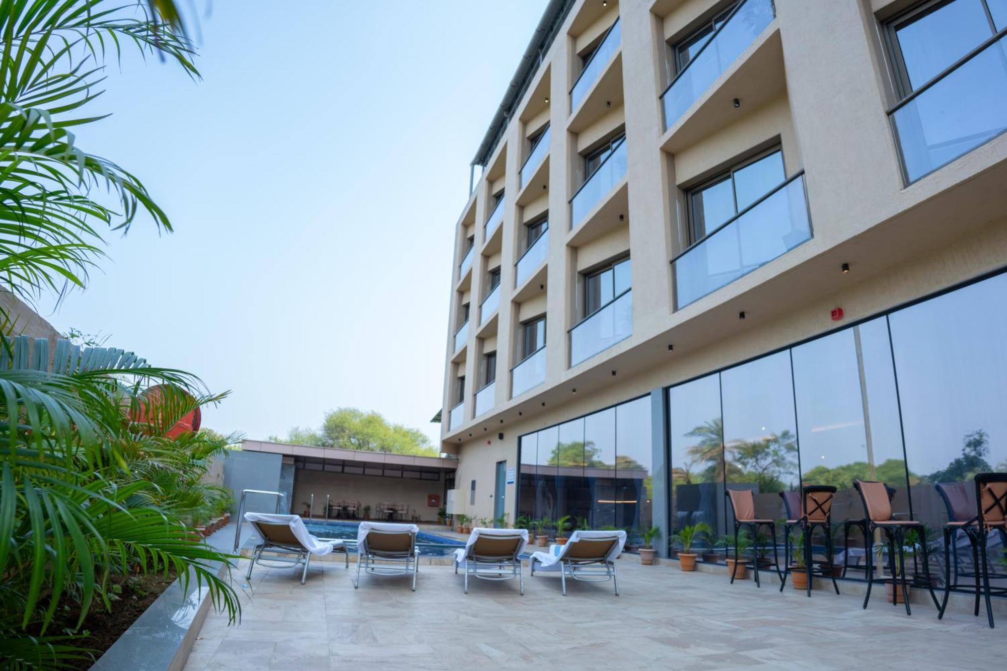 Pride Elite, Daman Hotel Eksteriør billede