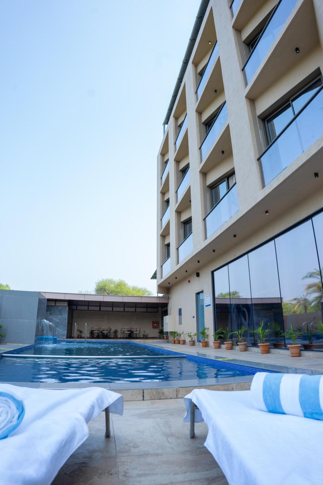Pride Elite, Daman Hotel Eksteriør billede